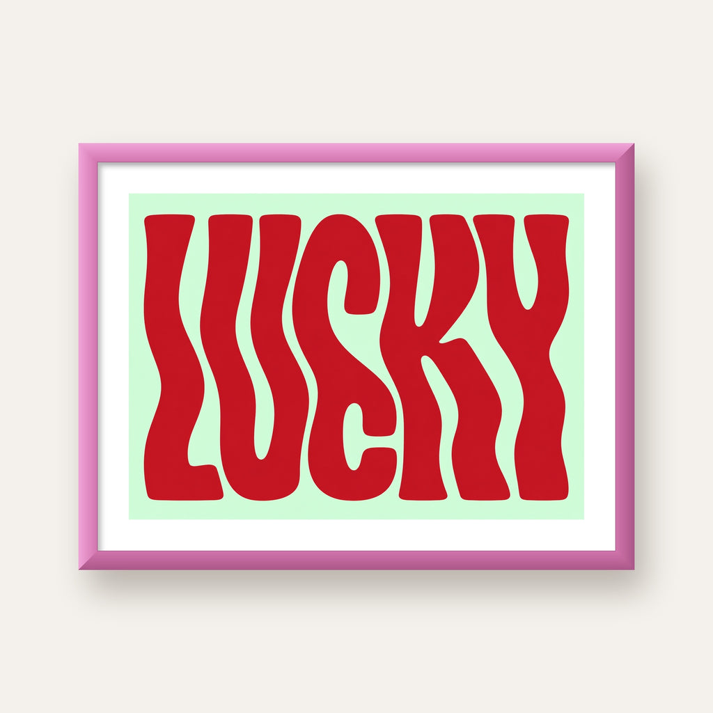 Modern Dalgalı Tipografi 'LUCKY' Kırmızı Poster — pembe çerçeveli paspartulu