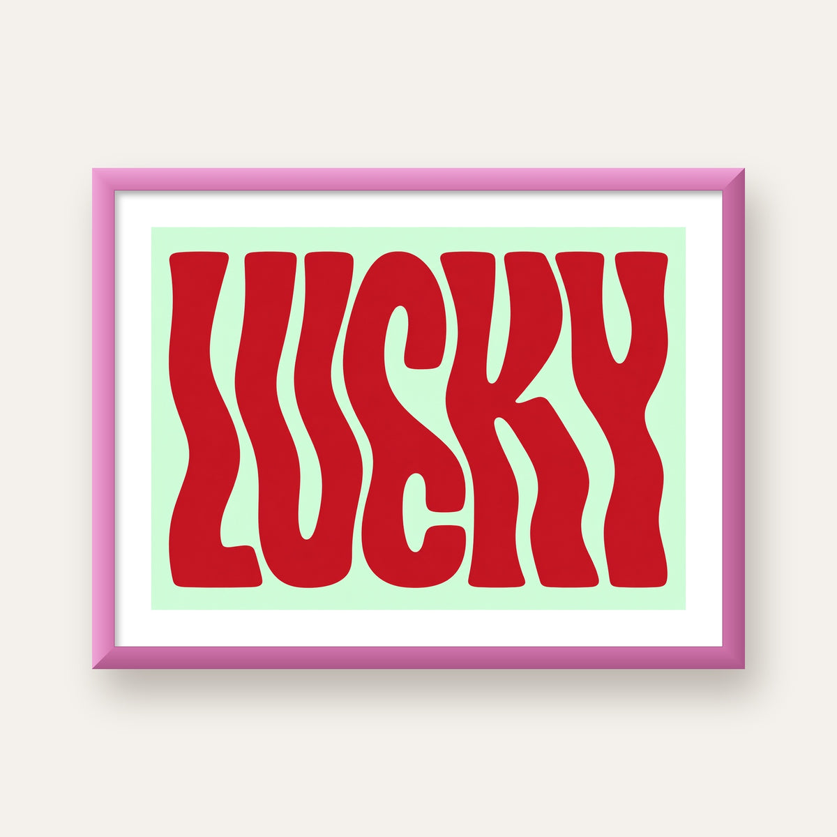 Modern Dalgalı Tipografi 'LUCKY' Kırmızı Poster — pembe çerçeveli paspartulu