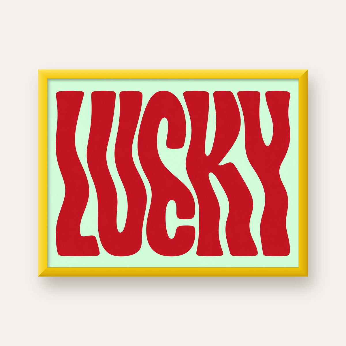 Modern Dalgalı Tipografi 'LUCKY' Kırmızı Poster — sarı çerçeveli