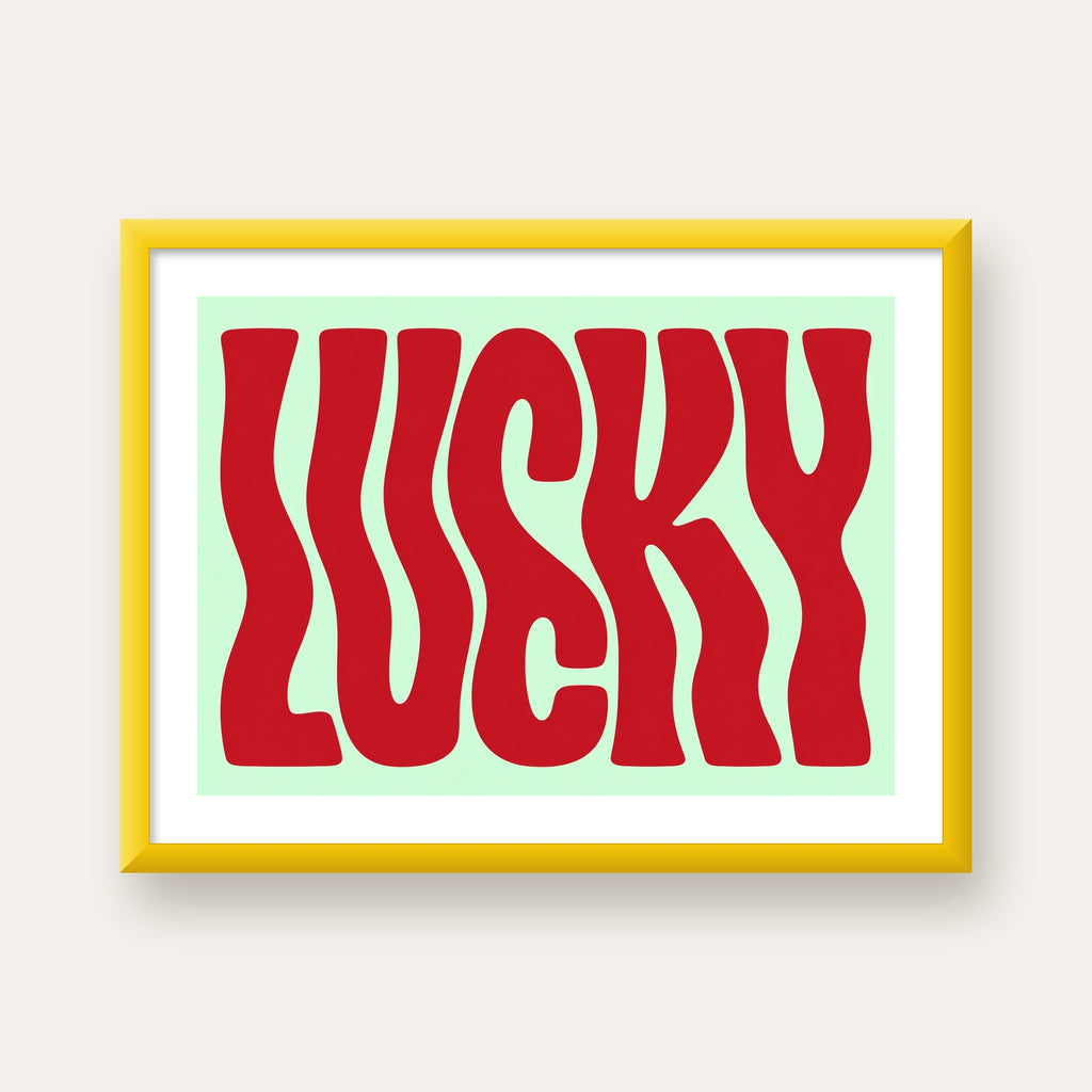 Modern Dalgalı Tipografi 'LUCKY' Kırmızı Poster — sarı çerçeveli paspartulu