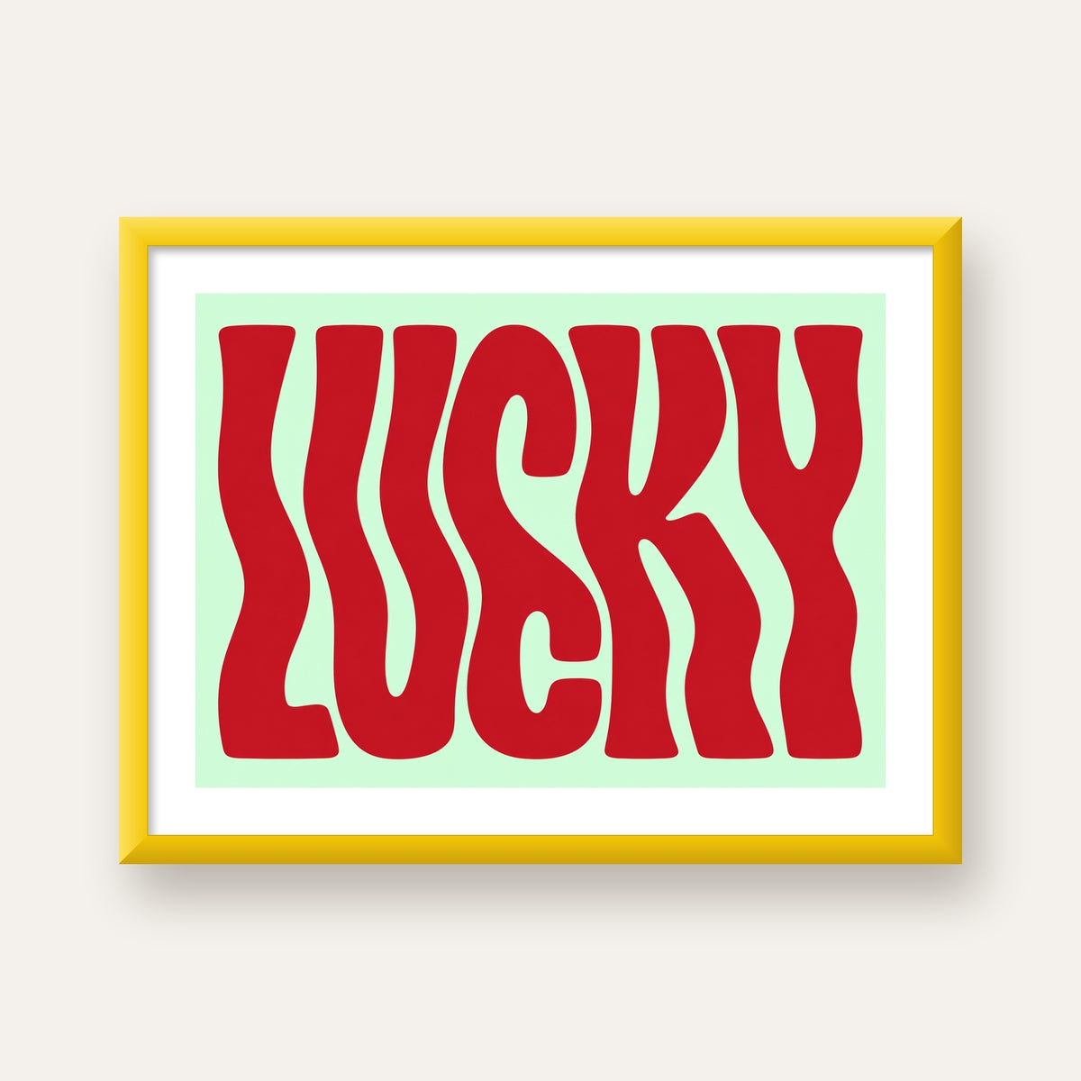 Modern Dalgalı Tipografi 'LUCKY' Kırmızı Poster — sarı çerçeveli paspartulu