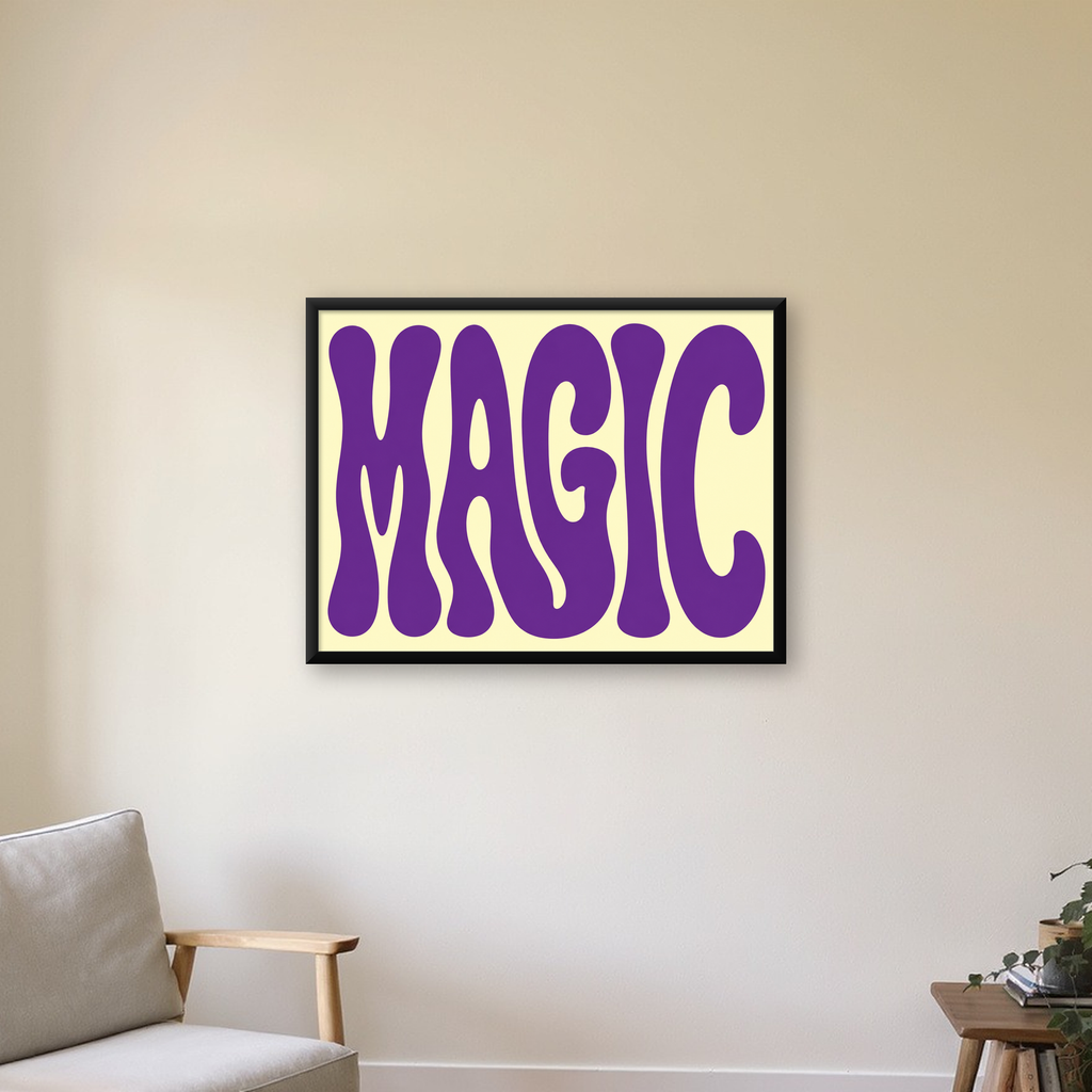 Mor Psychedelic MAGIC Yazılı Retro Poster Duvar Dekoru — Yatay baskı, çerçeveli hâliyle bir ev duvarında