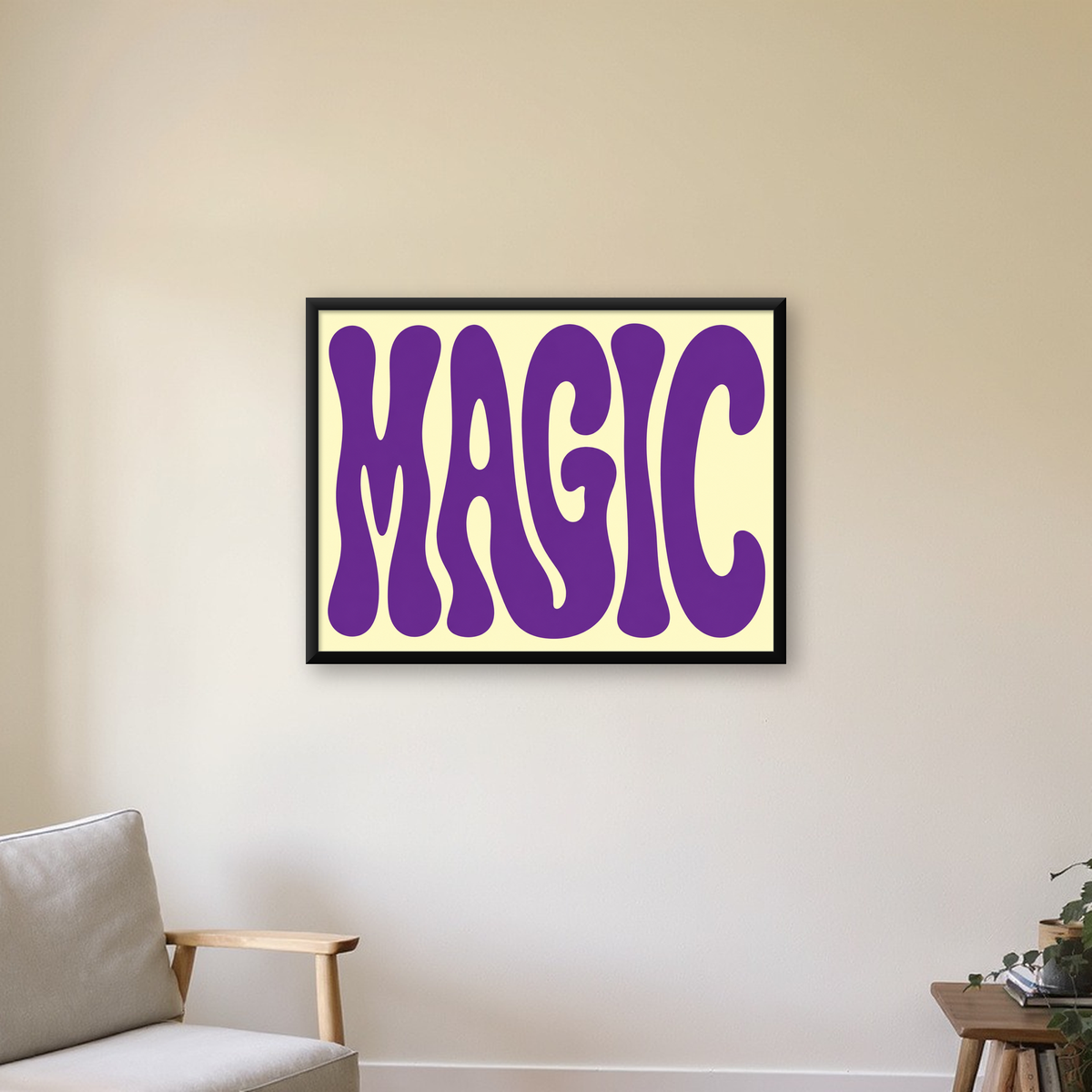 Mor Psychedelic MAGIC Yazılı Retro Poster Duvar Dekoru — Yatay baskı, çerçeveli hâliyle bir ev duvarında