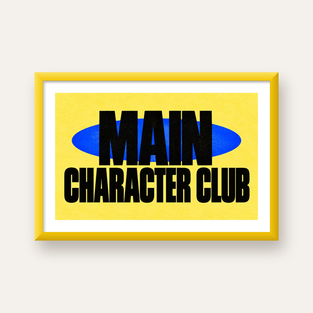MAIN CHARACTER CLUB Modern Tipografi Poster - Dijital Sanat — sarı çerçeveli paspartulu