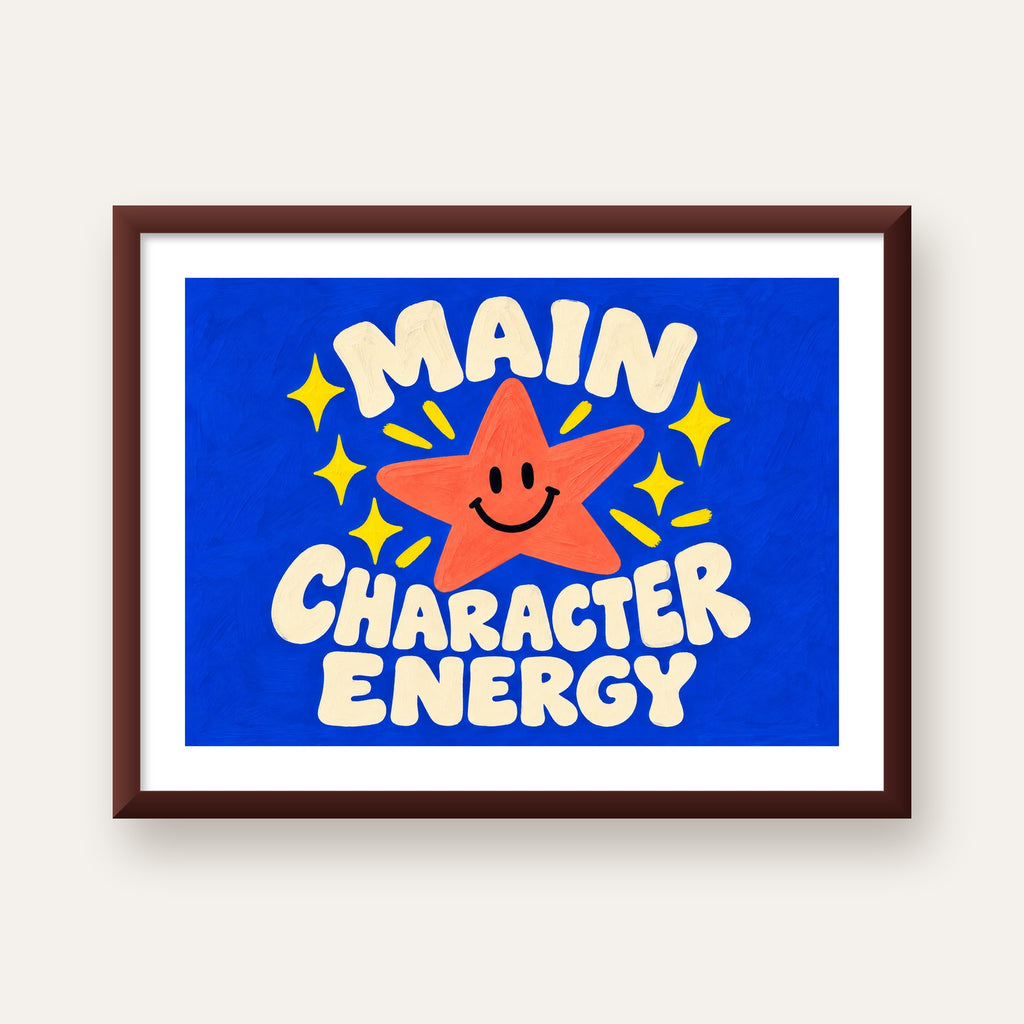 Gülen Yıldız ve 'MAIN CHARACTER ENERGY' Canlı Poster — ceviz çerçeveli paspartulu