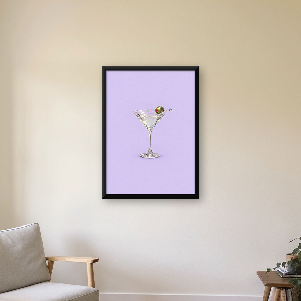 Işıltılı Martini: Modern Disco Stili Poster Baskı — Dikey baskı, çerçeveli hâliyle bir ev duvarında