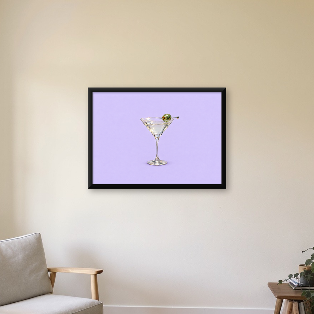 Işıltılı Martini: Modern Disco Stili Poster Baskı — Yatay baskı, çerçeveli hâliyle bir ev duvarında