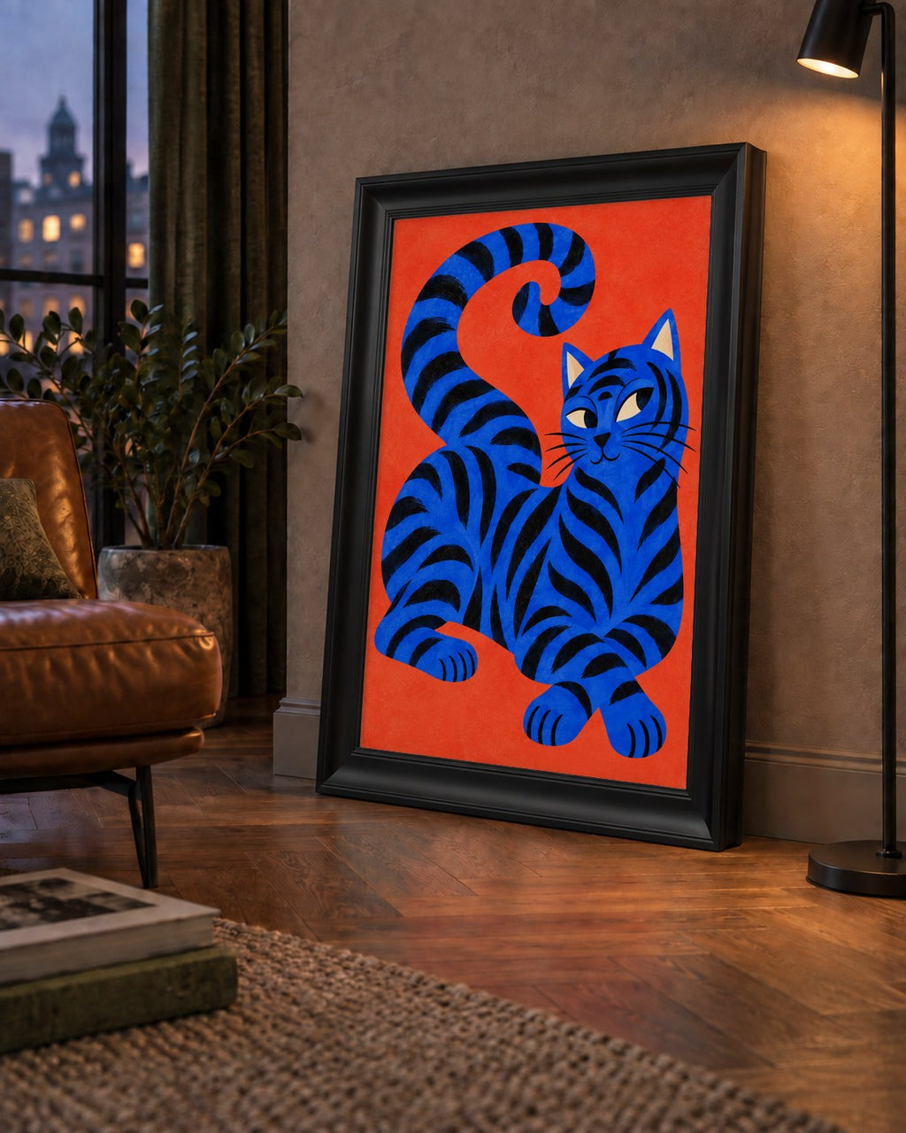 Mavi Siyah Çizgili Kedi Poster – Canlı ve Modern Duvar Sanatı — çerçeveli hâliyle bir ev duvarında