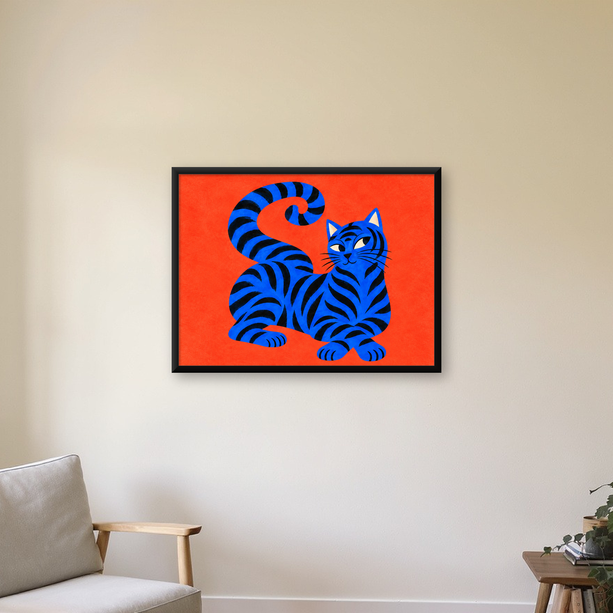 Mavi Siyah Çizgili Kedi Poster – Canlı ve Modern Duvar Sanatı — Yatay baskı, çerçeveli hâliyle bir ev duvarında