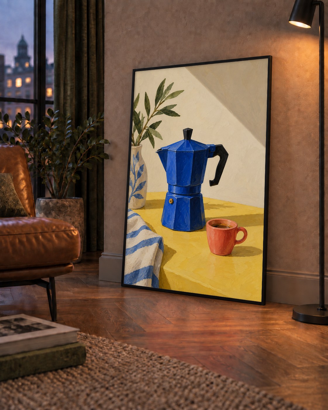 Mavi Moka Pot & Fincan Yağlı Boya Poster – Modern Mutfak Dekoru — çerçeveli hâliyle bir ev duvarında