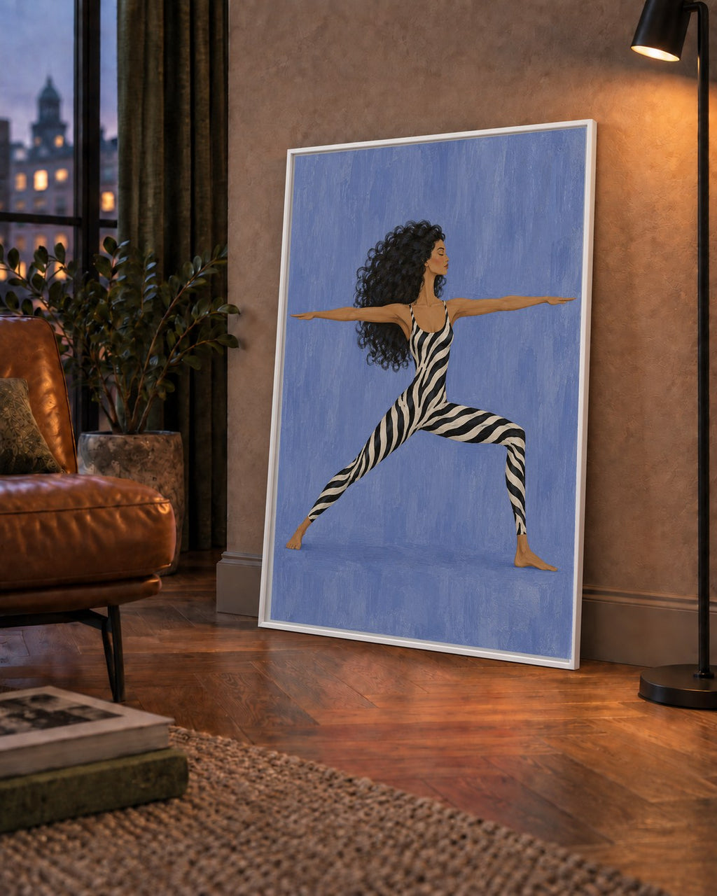 Mavi Zebra Desenli Savaşçı Pozu Yoga Poster — çerçeveli hâliyle bir ev duvarında