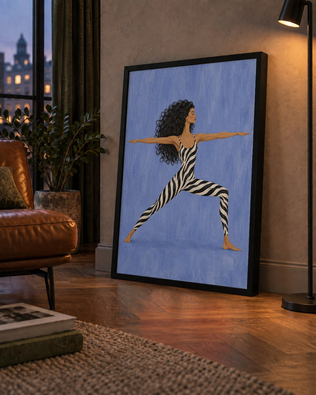 Mavi Zebra Desenli Savaşçı Pozu Yoga Poster — çerçeveli hâliyle bir ev duvarında