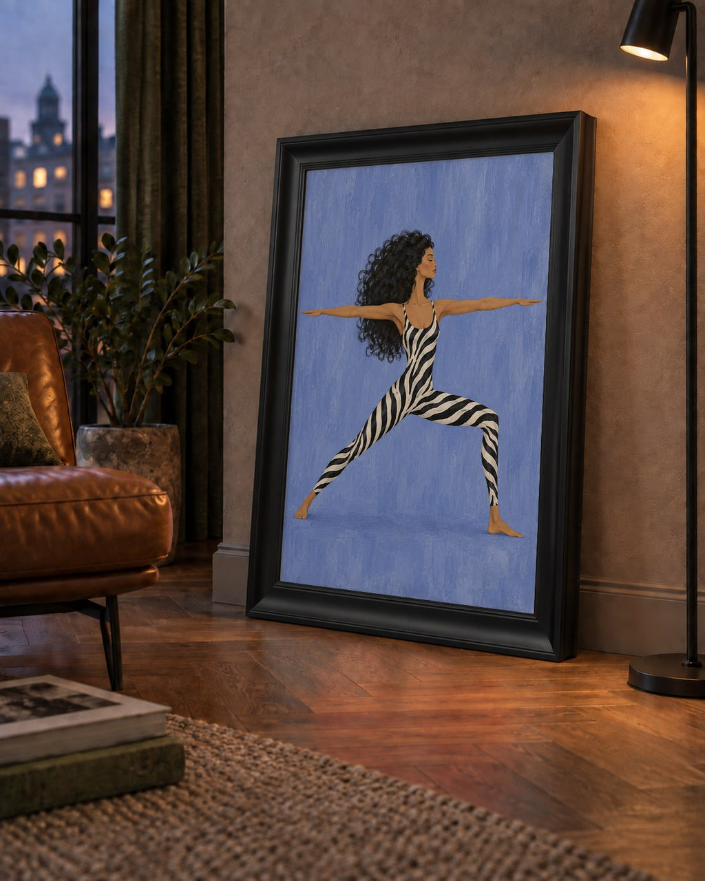 Mavi Zebra Desenli Savaşçı Pozu Yoga Poster — çerçeveli hâliyle bir ev duvarında