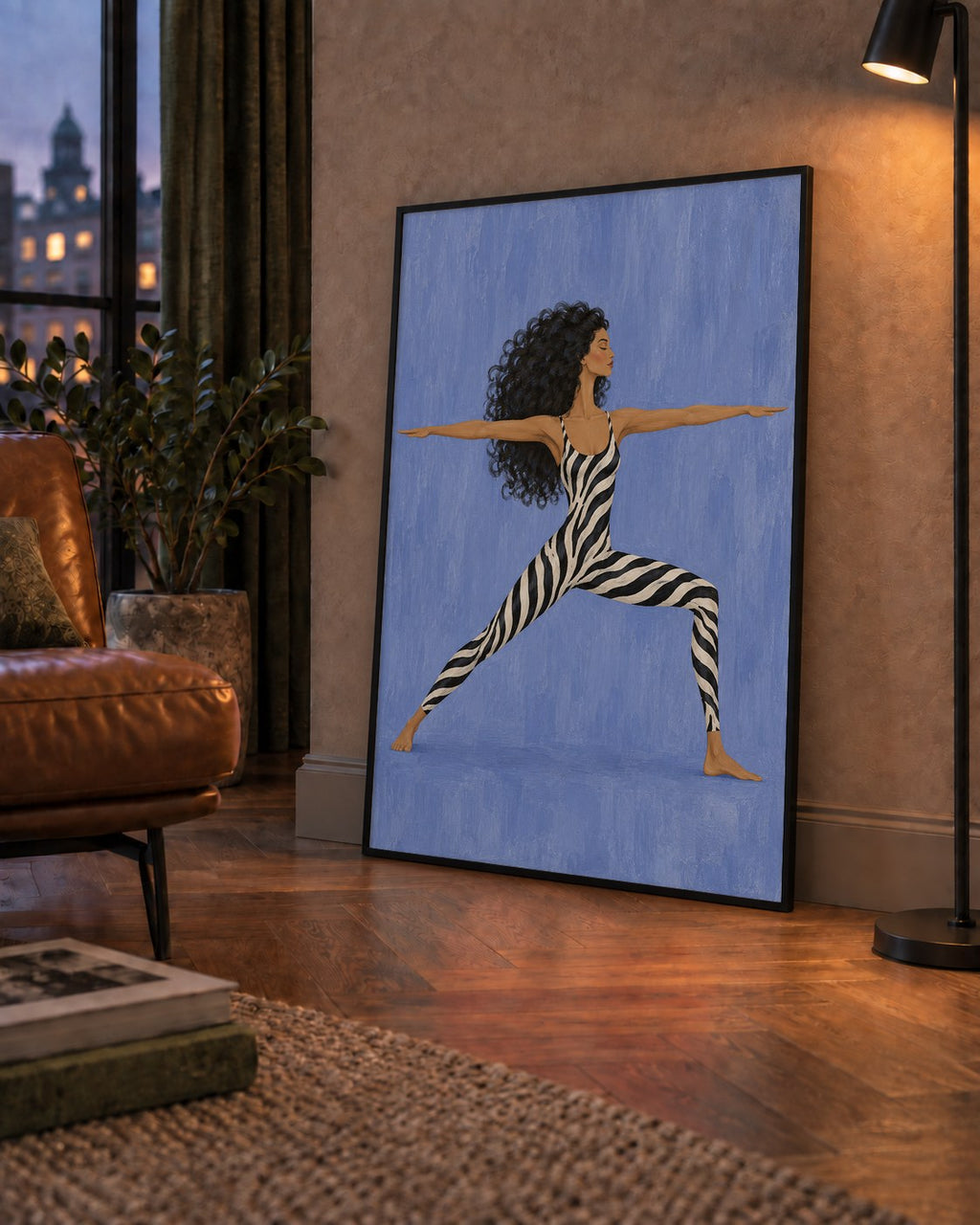 Mavi Zebra Desenli Savaşçı Pozu Yoga Poster — çerçeveli hâliyle bir ev duvarında