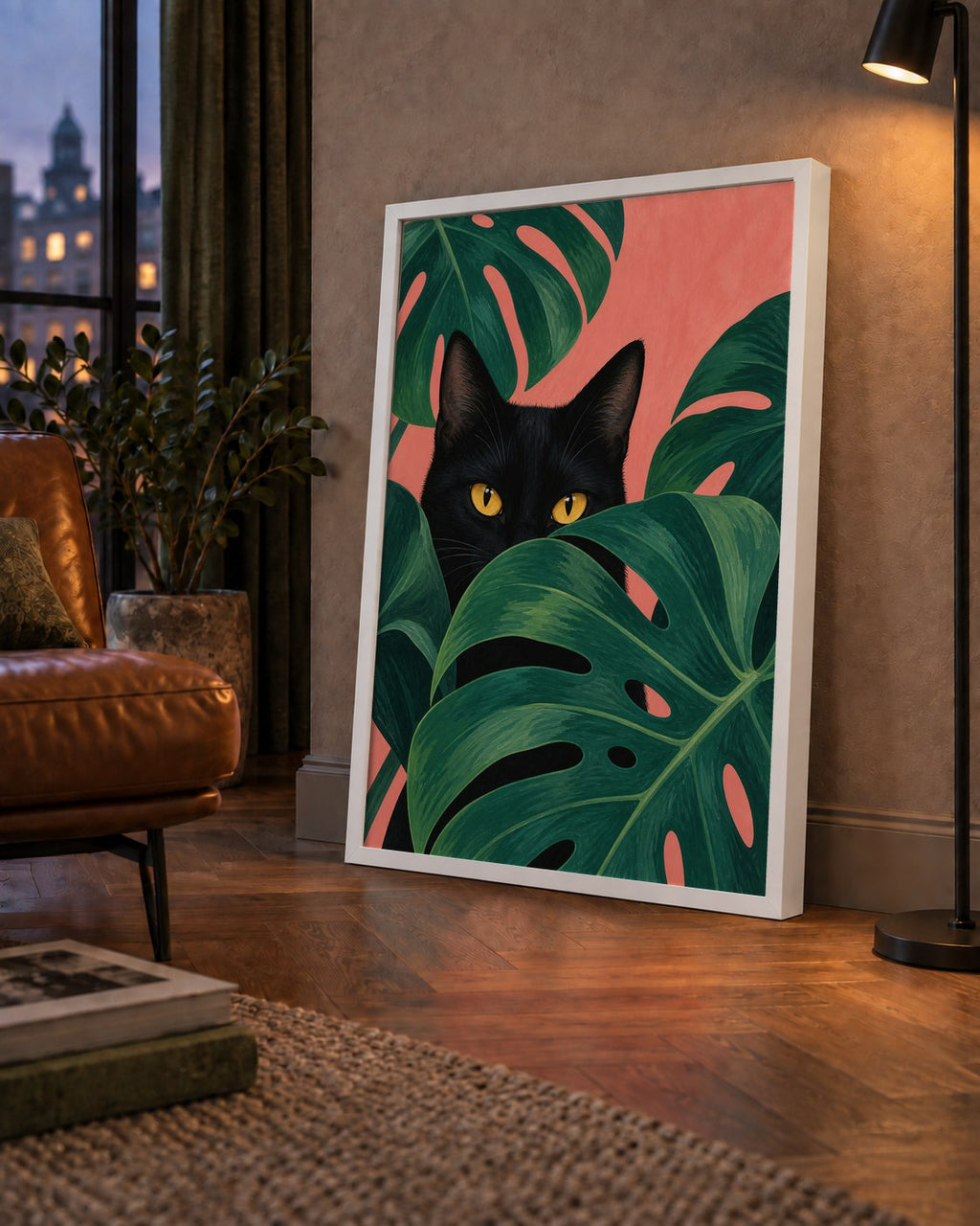 Monstera ve Siyah Kedi Dijital Poster – Modern Duvar Dekoru — çerçeveli hâliyle bir ev duvarında
