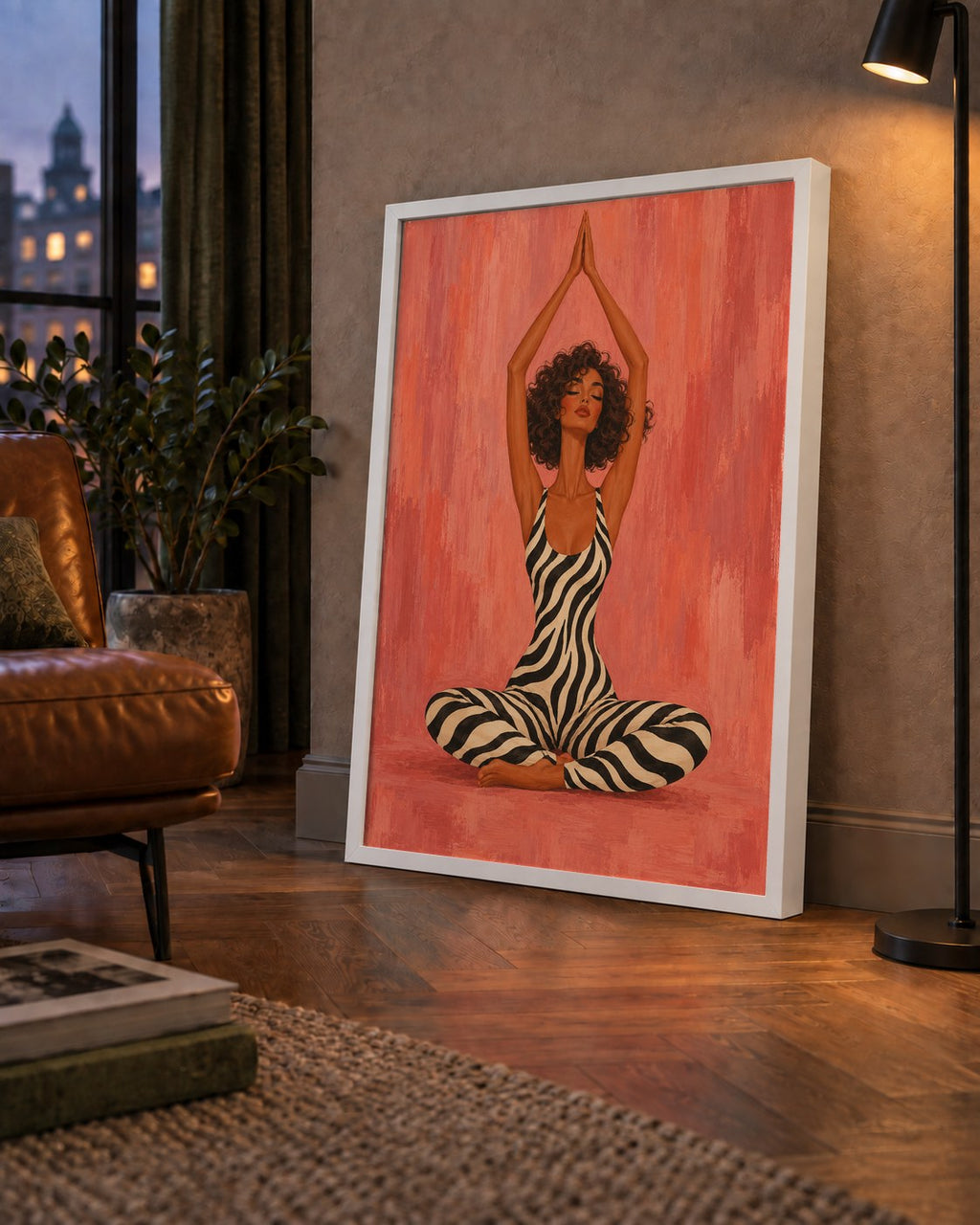 Mercan Zebra Desenli Yoga Yapan Kadın Poster — çerçeveli hâliyle bir ev duvarında