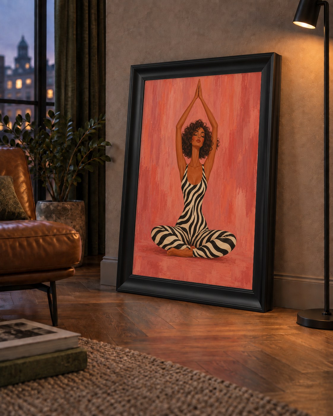 Mercan Zebra Desenli Yoga Yapan Kadın Poster — çerçeveli hâliyle bir ev duvarında