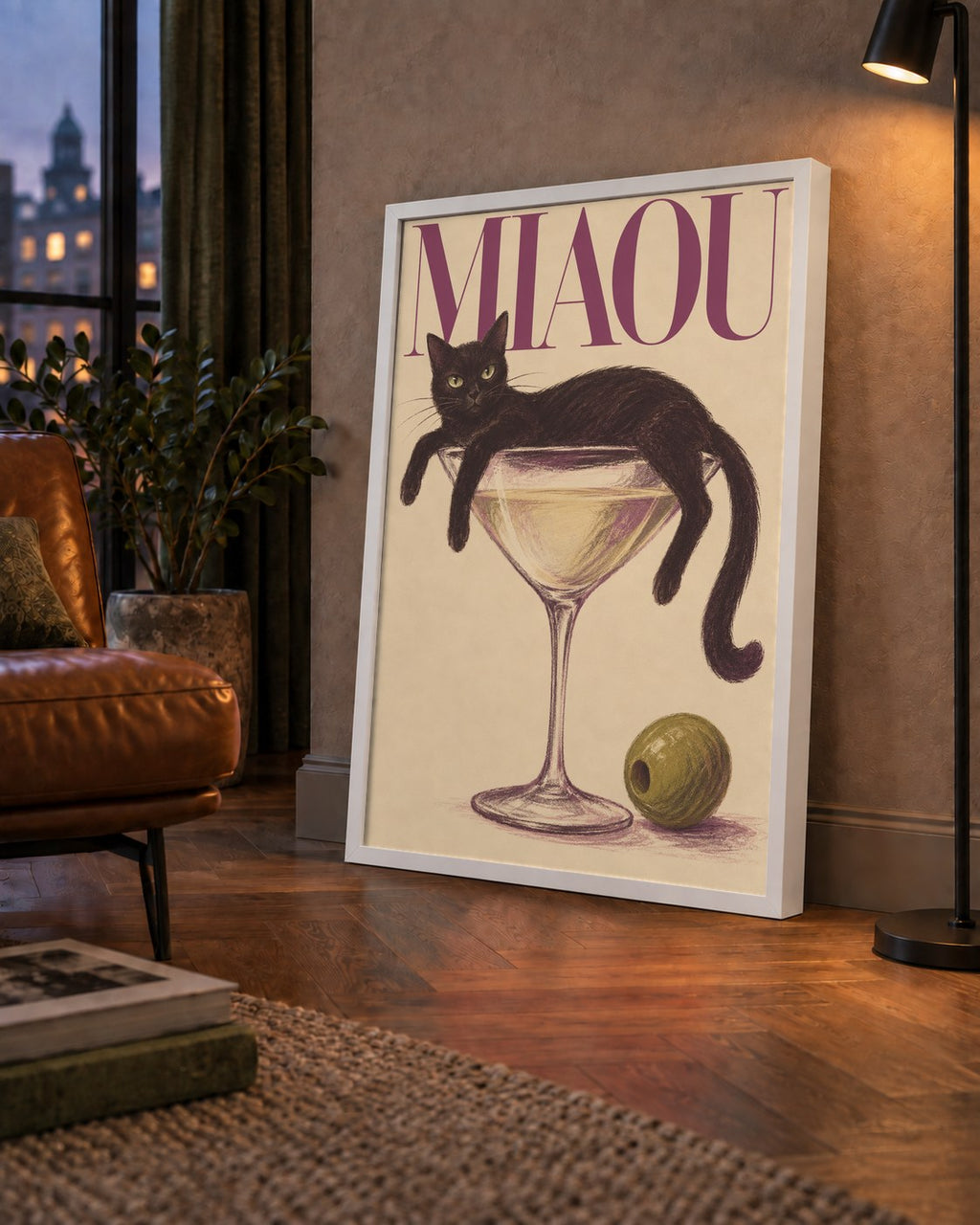 Martini Bardaklı Siyah Kedi Poster – Modern Dekor, Miaou Yazılı — çerçeveli hâliyle bir ev duvarında