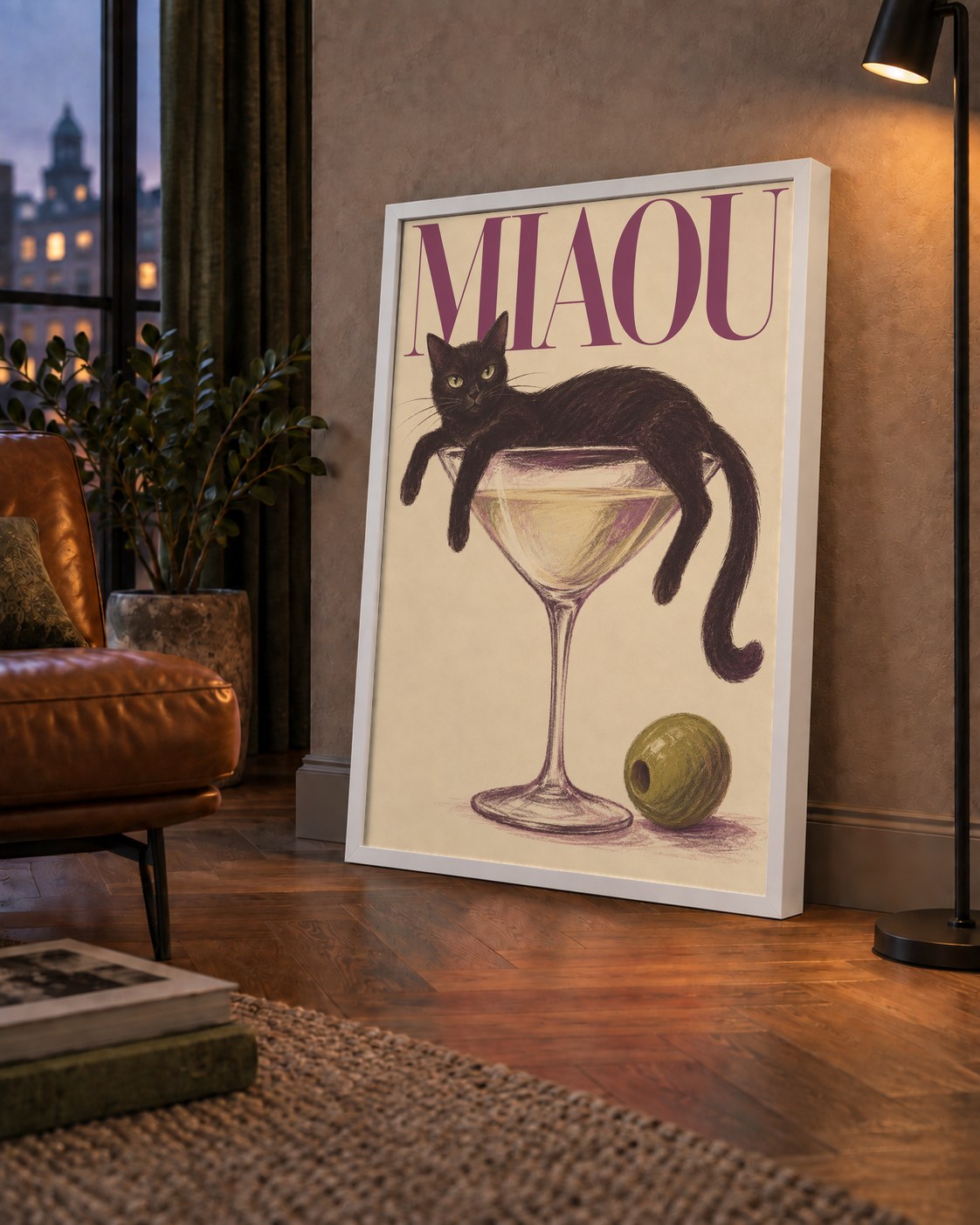 Martini Bardaklı Siyah Kedi Poster – Modern Dekor, Miaou Yazılı — çerçeveli hâliyle bir ev duvarında