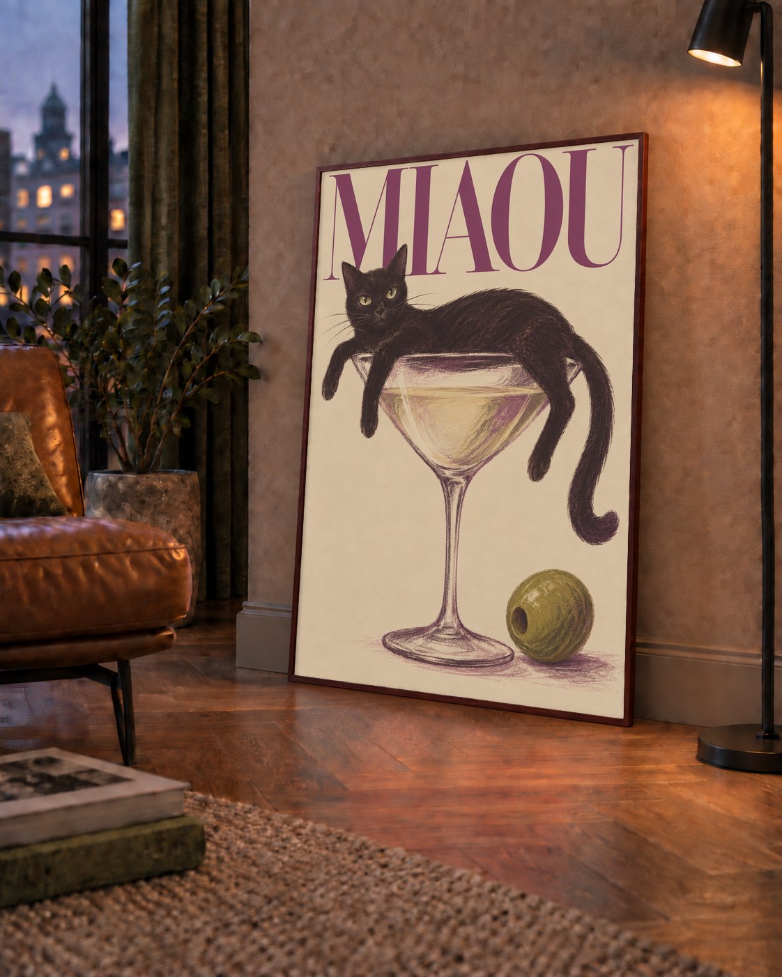 Martini Bardaklı Siyah Kedi Poster – Modern Dekor, Miaou Yazılı — çerçeveli hâliyle bir ev duvarında