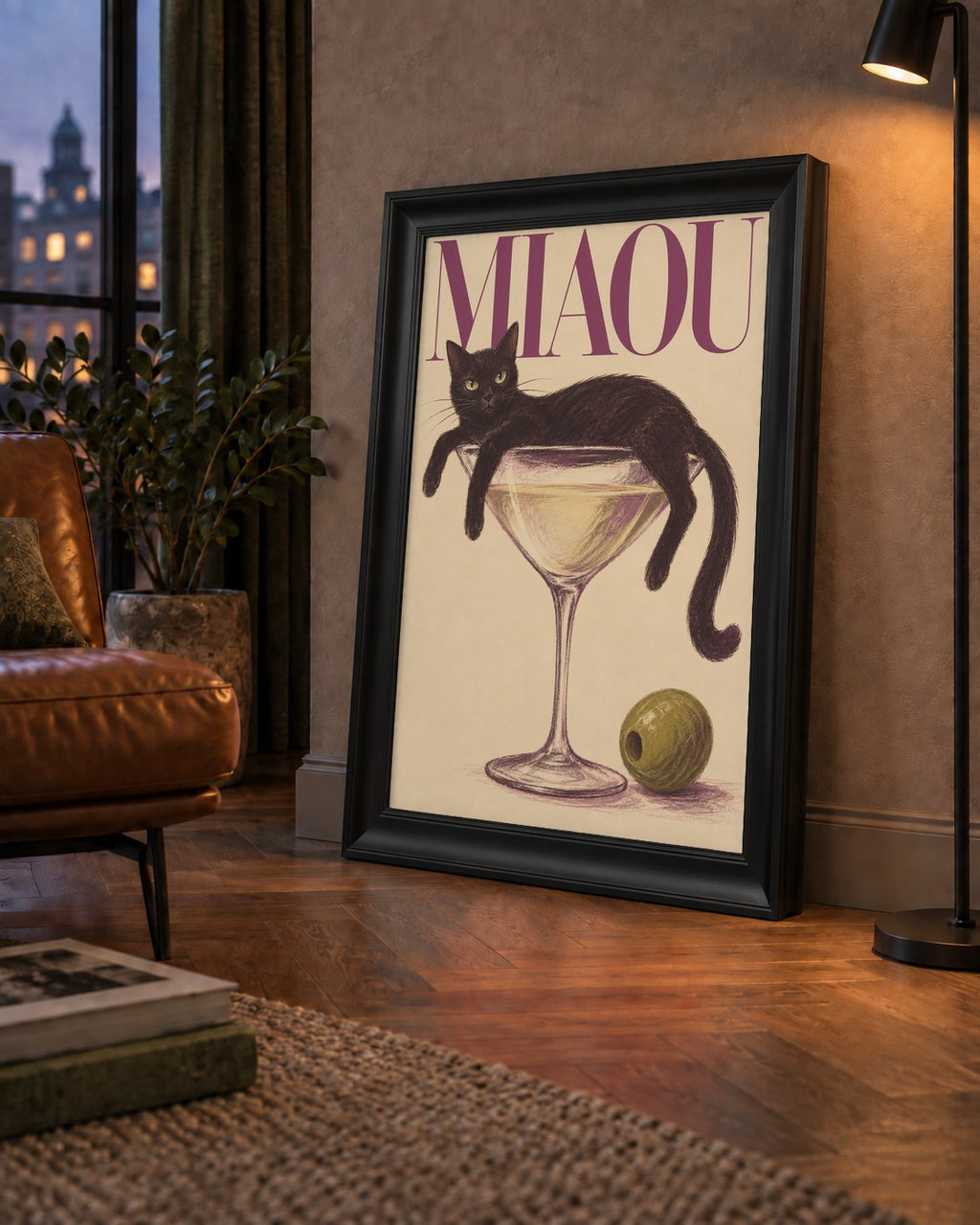 Martini Bardaklı Siyah Kedi Poster – Modern Dekor, Miaou Yazılı — çerçeveli hâliyle bir ev duvarında