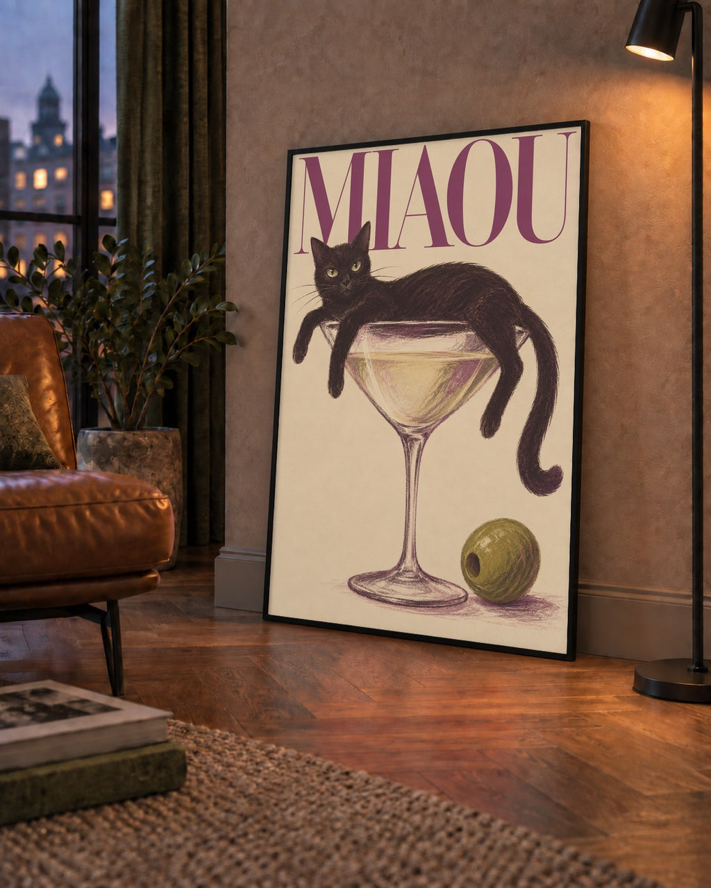 Martini Bardaklı Siyah Kedi Poster – Modern Dekor, Miaou Yazılı — çerçeveli hâliyle bir ev duvarında