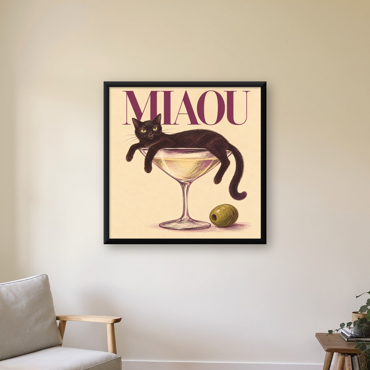 Martini Bardaklı Siyah Kedi Poster – Modern Dekor, Miaou Yazılı — Kare baskı, çerçeveli hâliyle bir ev duvarında