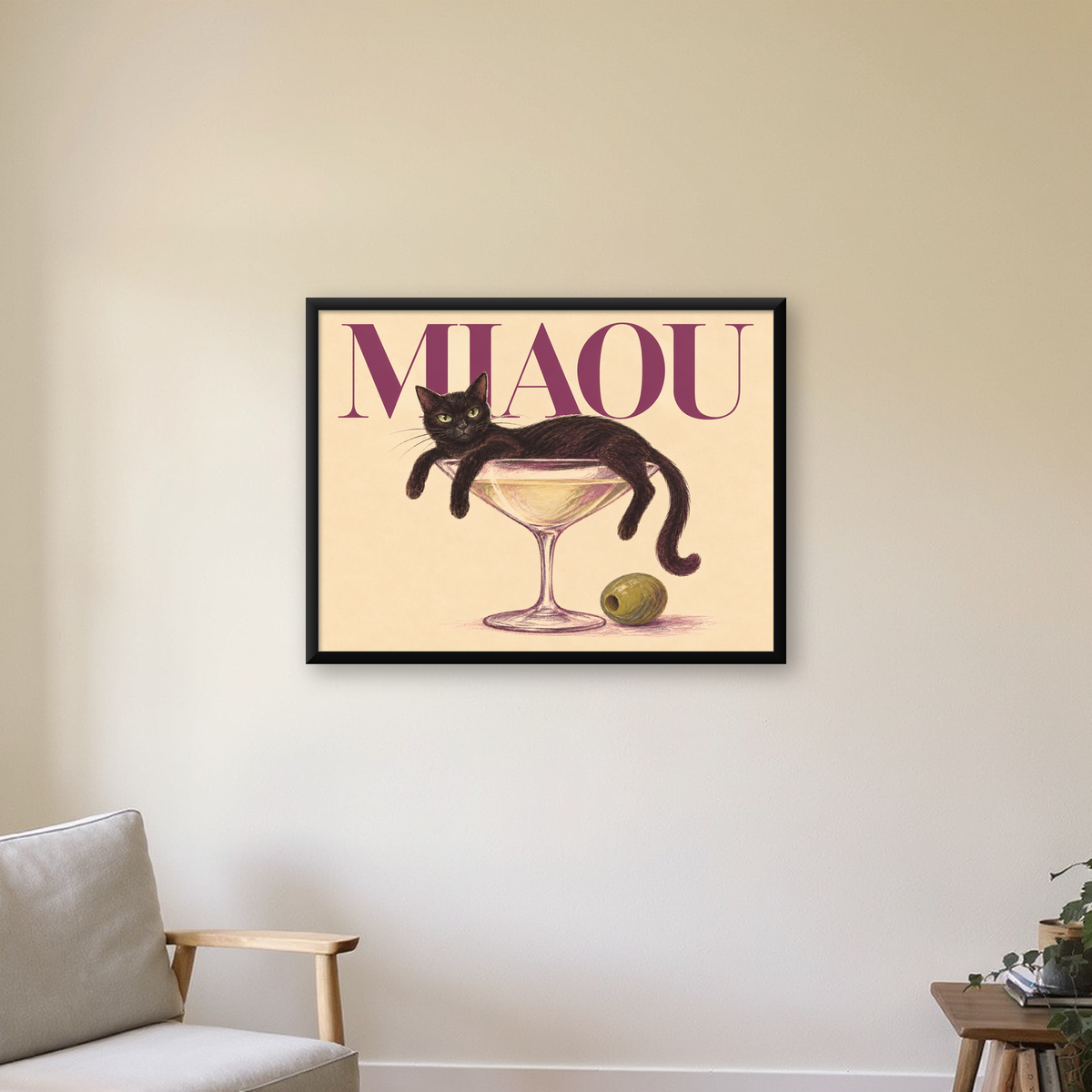 Martini Bardaklı Siyah Kedi Poster – Modern Dekor, Miaou Yazılı — Yatay baskı, çerçeveli hâliyle bir ev duvarında