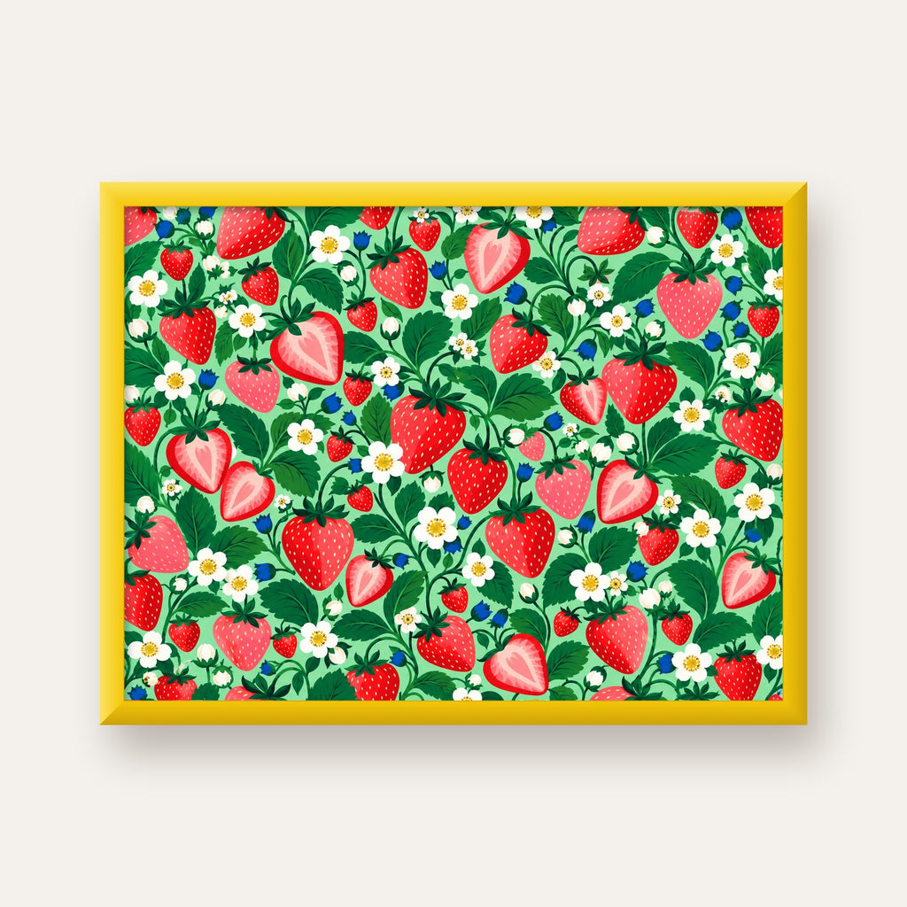 Çilek ve Çiçek Desenli Modern Renkli Sanat Poster — sarı çerçeveli