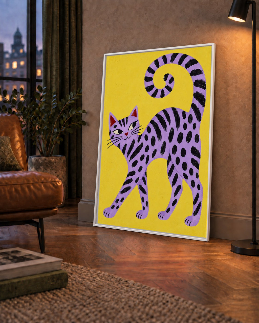 Mor Çizgili Kedi İllüstrasyonu Poster – Sevimli Sanat Baskısı — çerçeveli hâliyle bir ev duvarında