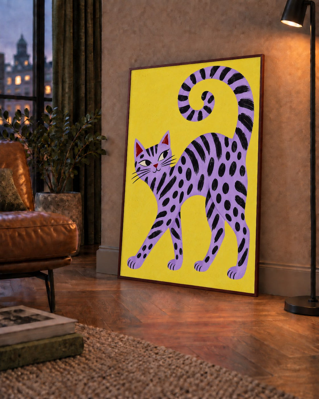 Mor Çizgili Kedi İllüstrasyonu Poster – Sevimli Sanat Baskısı — çerçeveli hâliyle bir ev duvarında