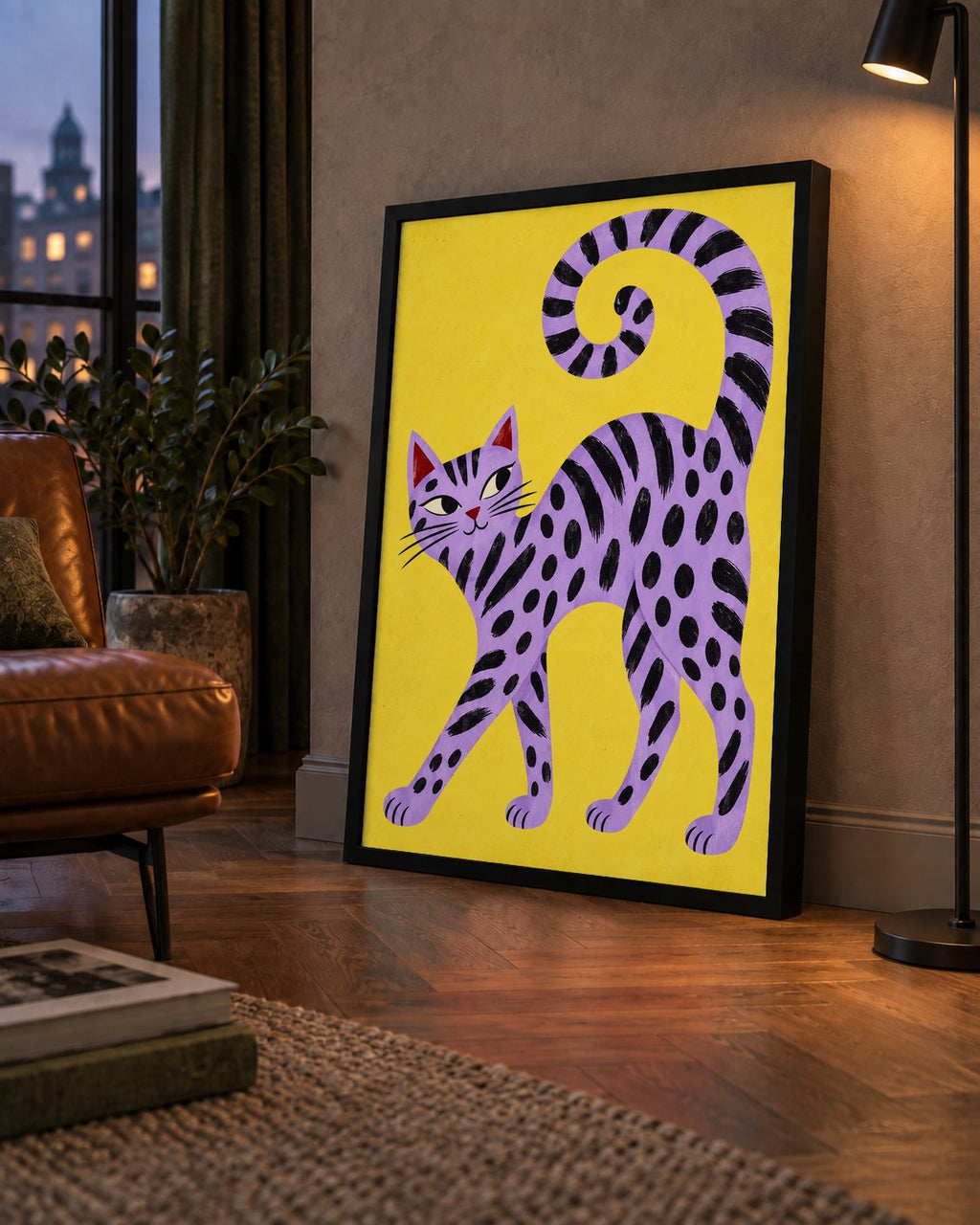 Mor Çizgili Kedi İllüstrasyonu Poster – Sevimli Sanat Baskısı — çerçeveli hâliyle bir ev duvarında
