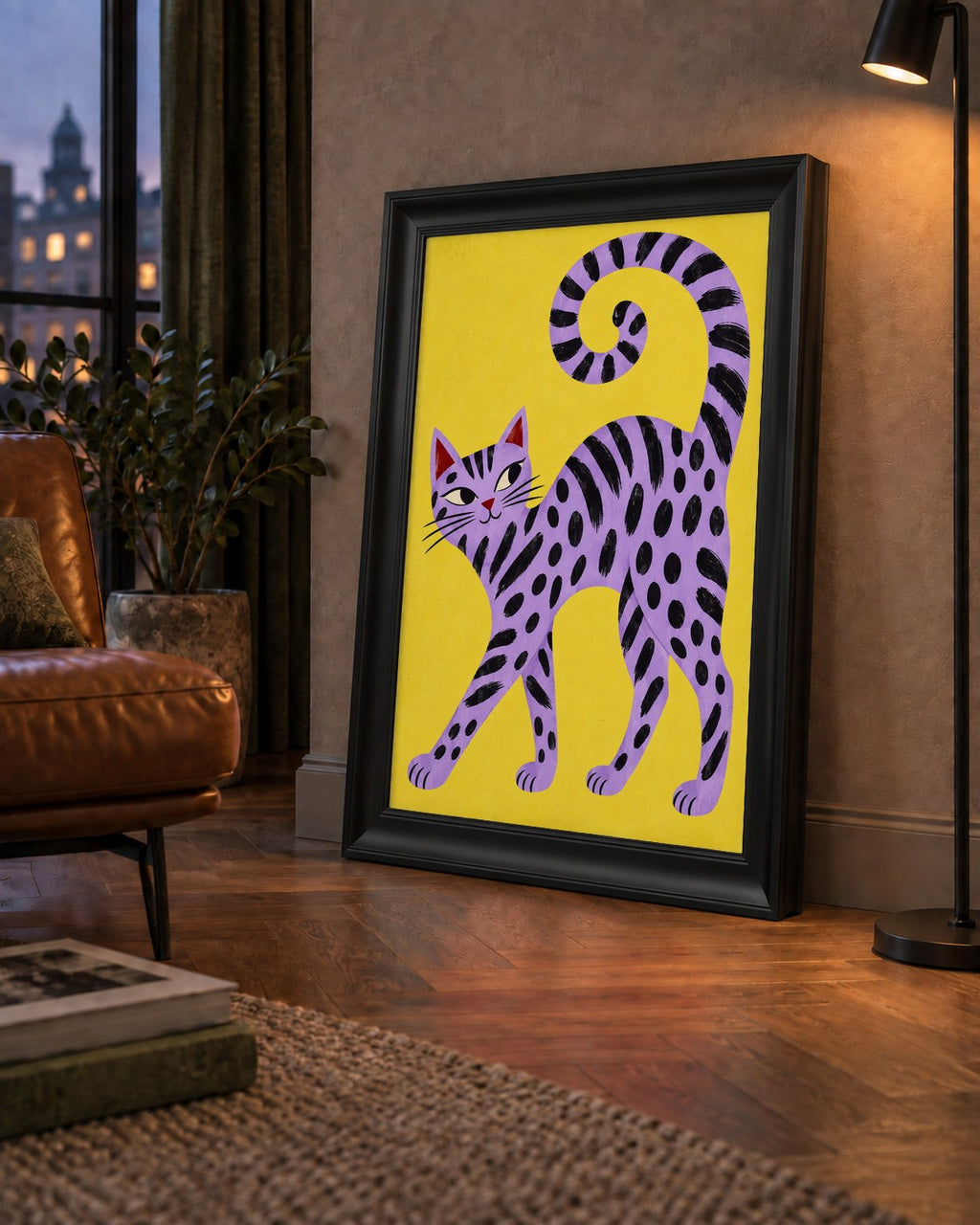 Mor Çizgili Kedi İllüstrasyonu Poster – Sevimli Sanat Baskısı — çerçeveli hâliyle bir ev duvarında