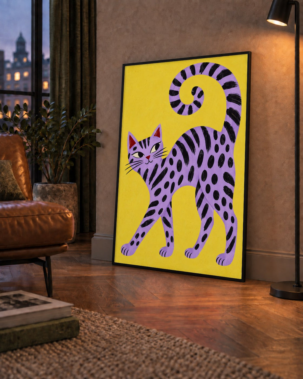 Mor Çizgili Kedi İllüstrasyonu Poster – Sevimli Sanat Baskısı — çerçeveli hâliyle bir ev duvarında