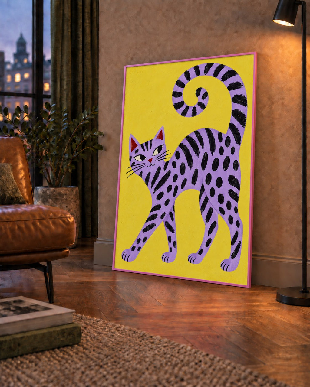 Mor Çizgili Kedi İllüstrasyonu Poster – Sevimli Sanat Baskısı — çerçeveli hâliyle bir ev duvarında