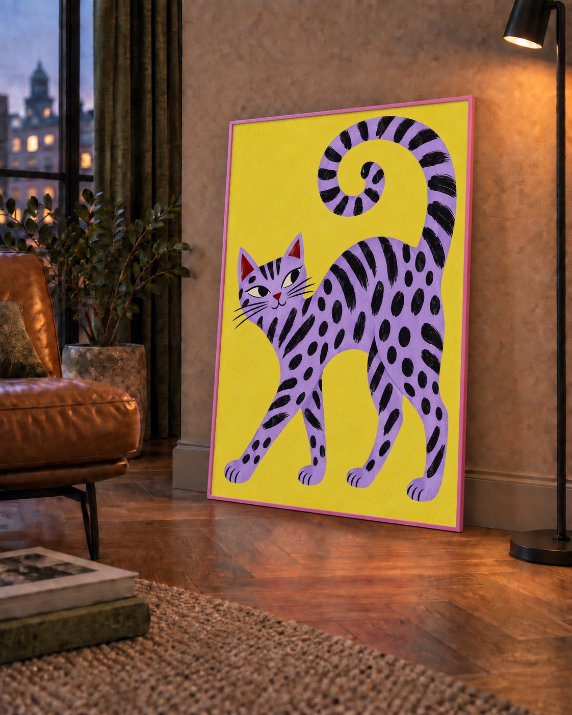 Mor Çizgili Kedi İllüstrasyonu Poster – Sevimli Sanat Baskısı — çerçeveli hâliyle bir ev duvarında
