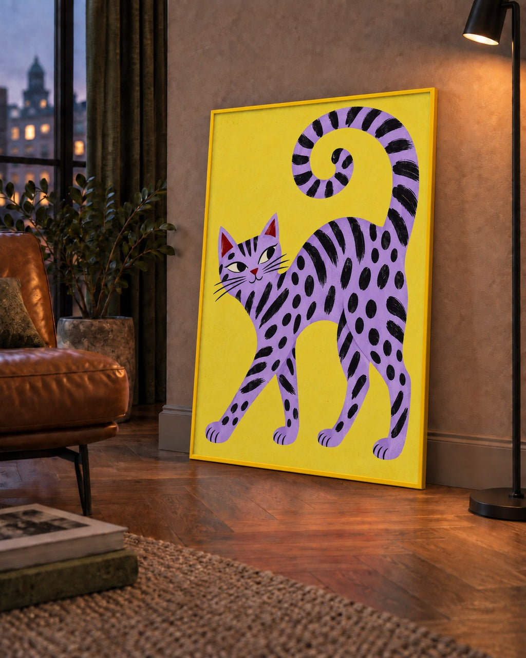 Mor Çizgili Kedi İllüstrasyonu Poster – Sevimli Sanat Baskısı — çerçeveli hâliyle bir ev duvarında