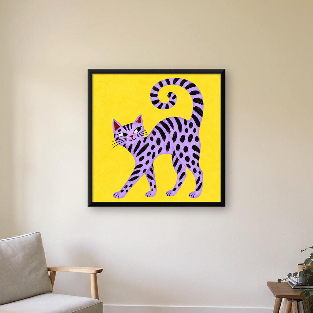 Mor Çizgili Kedi İllüstrasyonu Poster – Sevimli Sanat Baskısı — Kare baskı, çerçeveli hâliyle bir ev duvarında