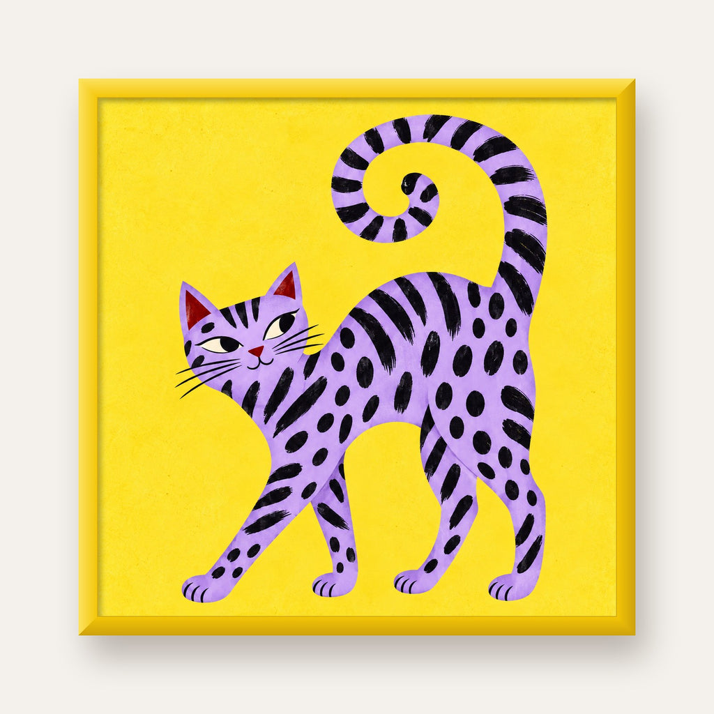 Mor Çizgili Kedi İllüstrasyonu Poster – Sevimli Sanat Baskısı — sarı çerçeveli