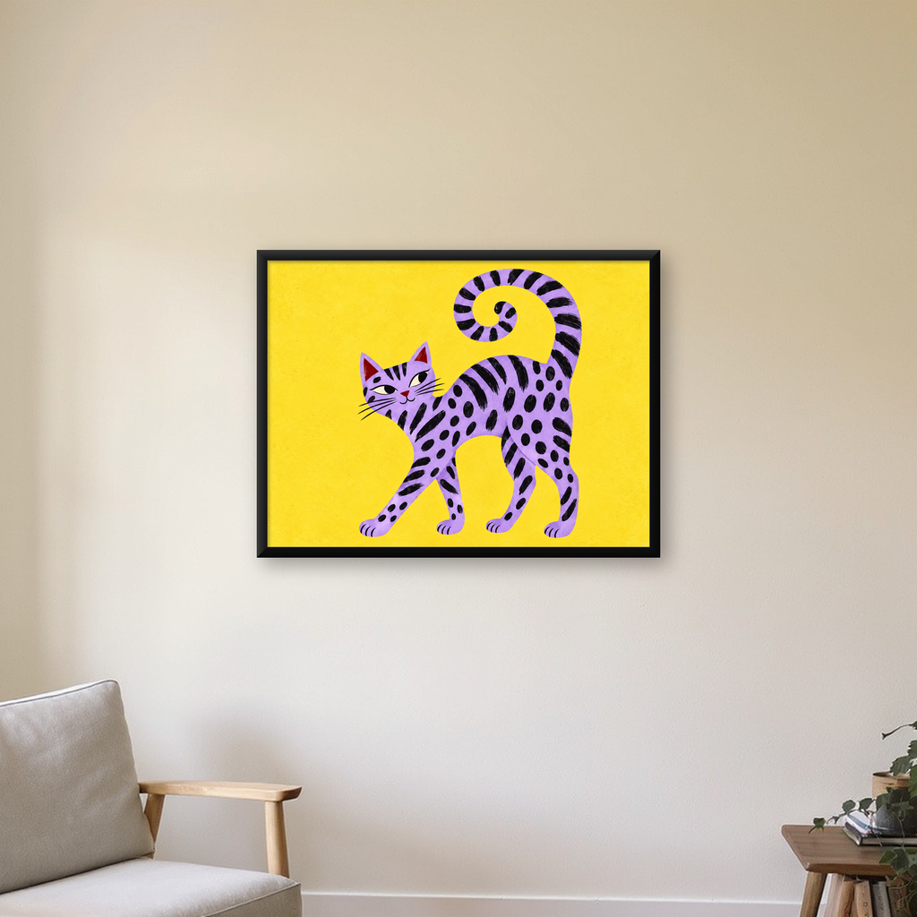 Mor Çizgili Kedi İllüstrasyonu Poster – Sevimli Sanat Baskısı — Yatay baskı, çerçeveli hâliyle bir ev duvarında