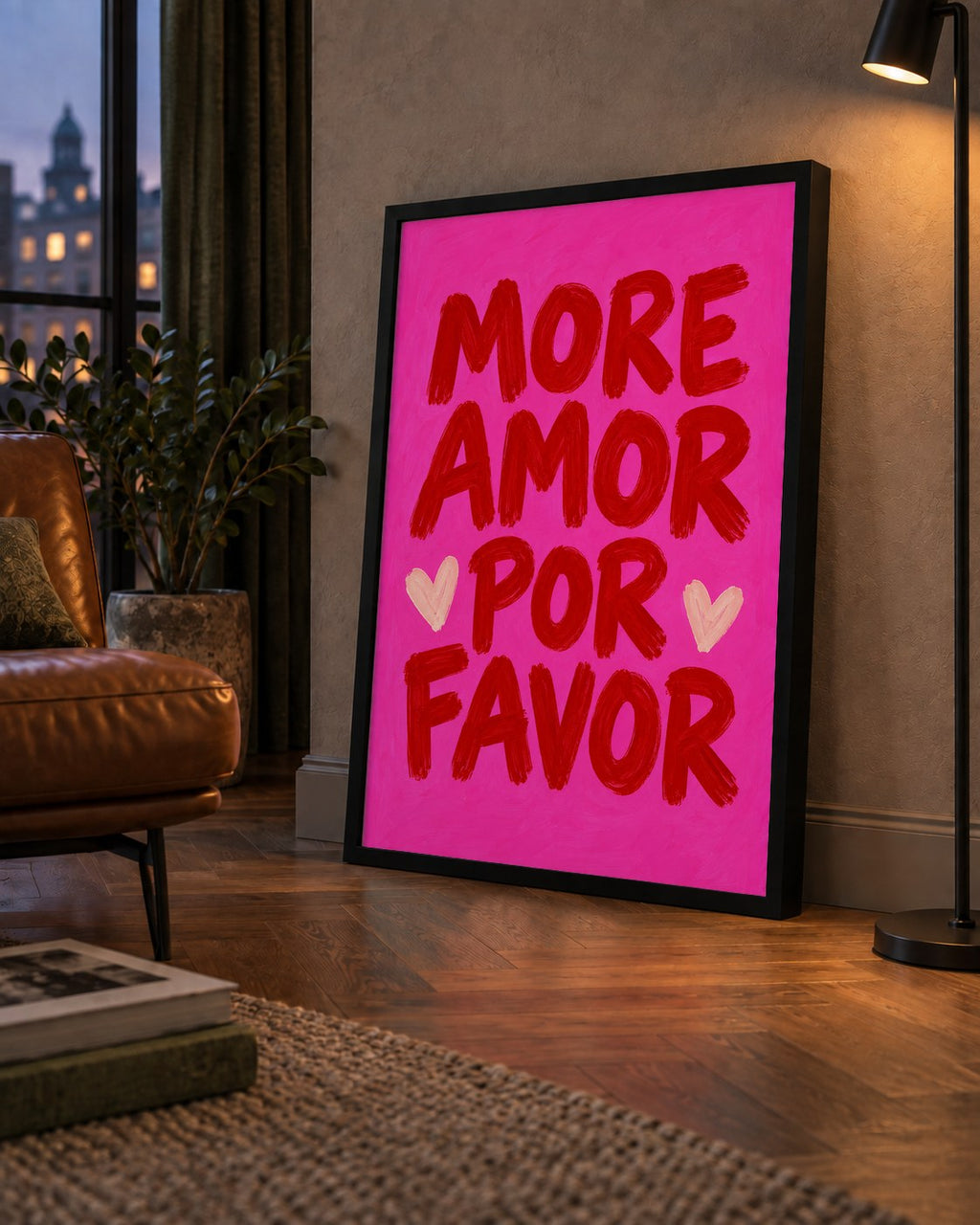 MORE AMOR POR FAVOR Renkli Kalp Desenli Poster — çerçeveli hâliyle bir ev duvarında
