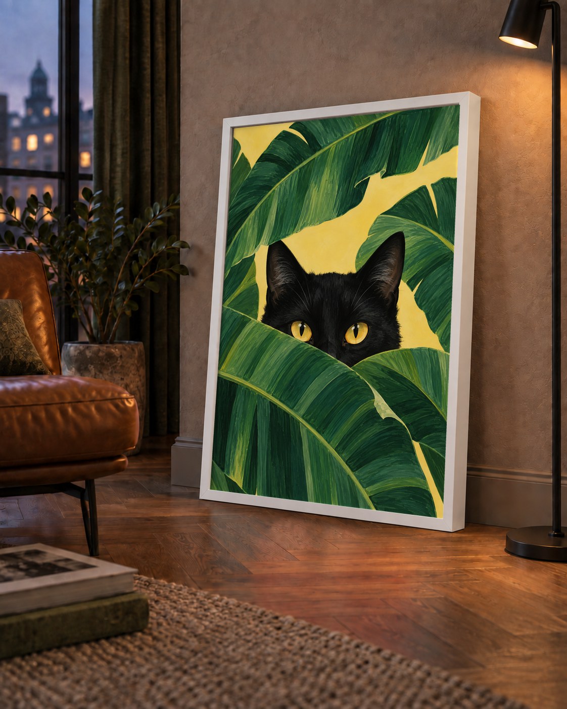 Yeşil Yapraklar Arasında Siyah Kedi Dijital Poster Baskı — çerçeveli hâliyle bir ev duvarında