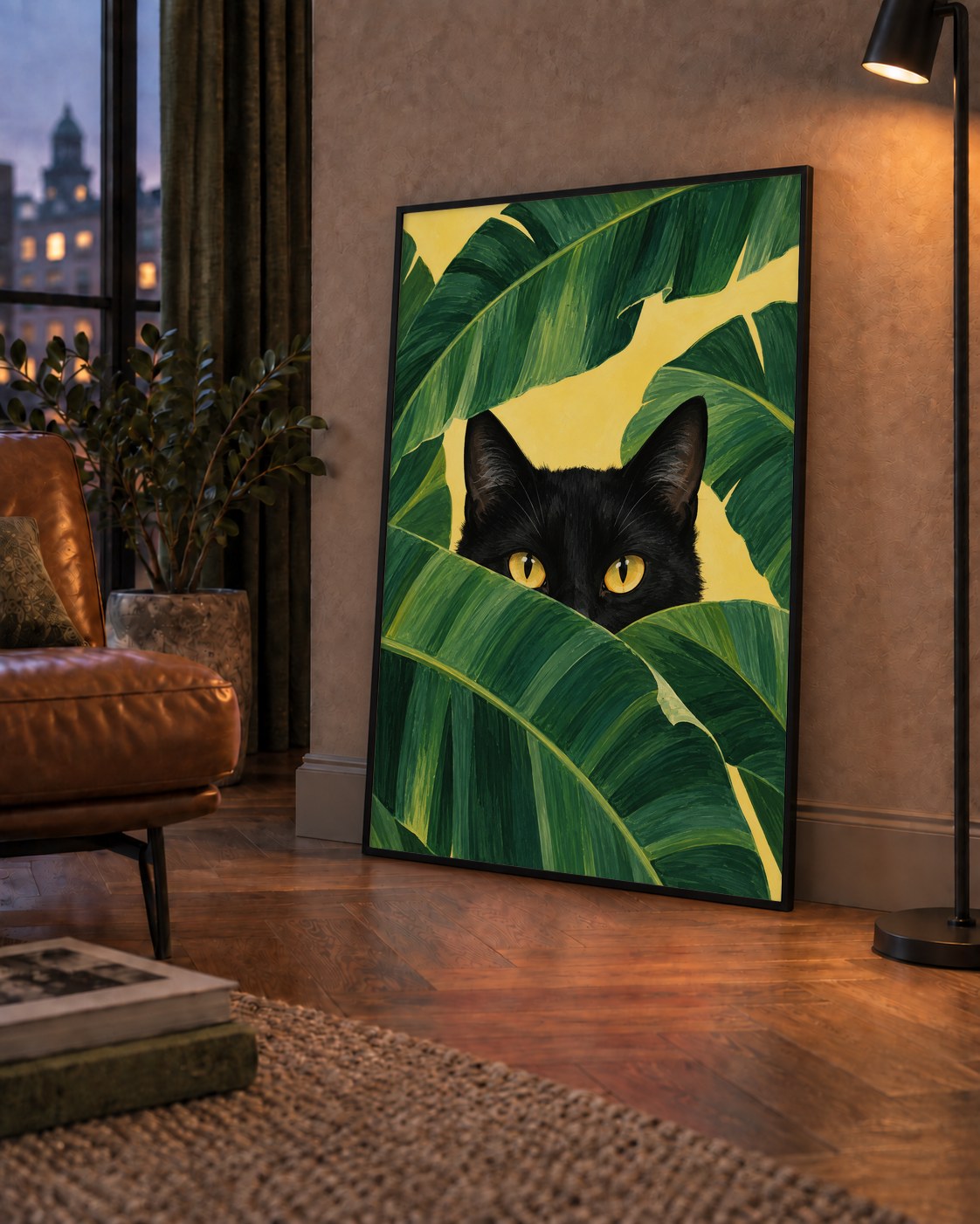 Yeşil Yapraklar Arasında Siyah Kedi Dijital Poster Baskı — çerçeveli hâliyle bir ev duvarında