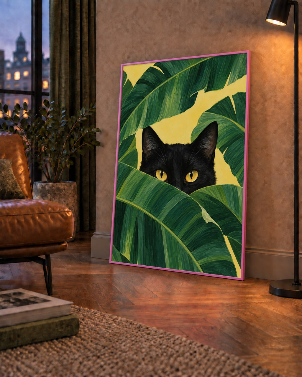 Yeşil Yapraklar Arasında Siyah Kedi Dijital Poster Baskı — çerçeveli hâliyle bir ev duvarında