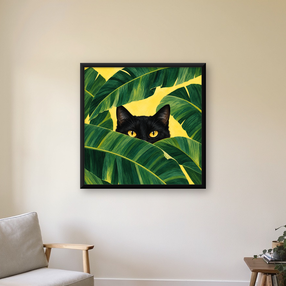 Yeşil Yapraklar Arasında Siyah Kedi Dijital Poster Baskı — Kare baskı, çerçeveli hâliyle bir ev duvarında
