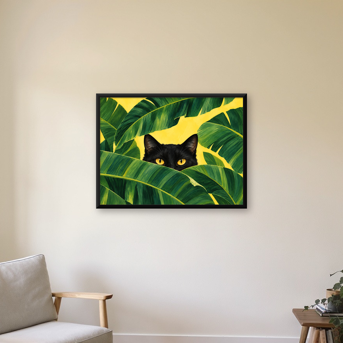Yeşil Yapraklar Arasında Siyah Kedi Dijital Poster Baskı — Yatay baskı, çerçeveli hâliyle bir ev duvarında