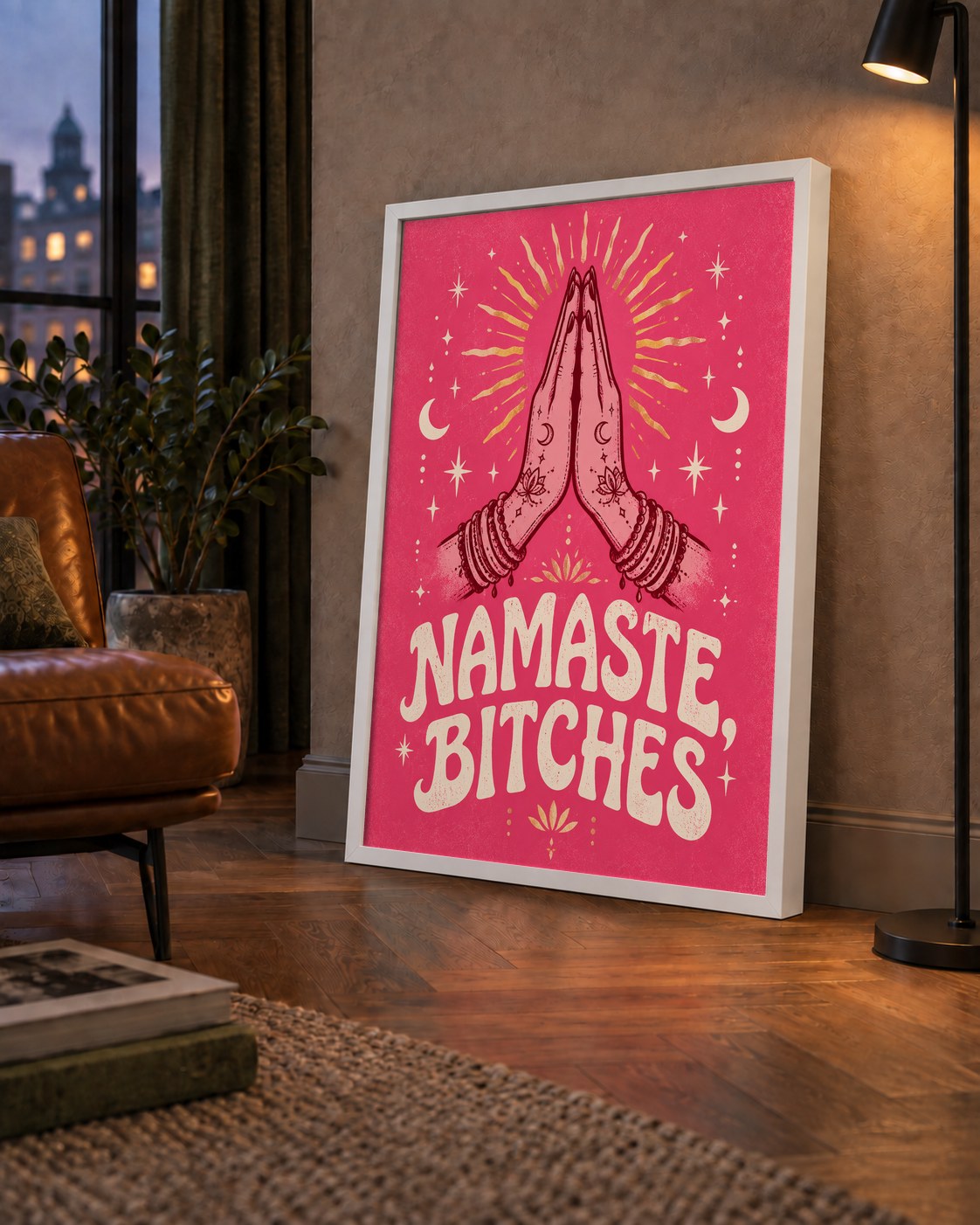 Namaste, Bitches Eğlenceli Yoga Tipografi Poster — çerçeveli hâliyle bir ev duvarında