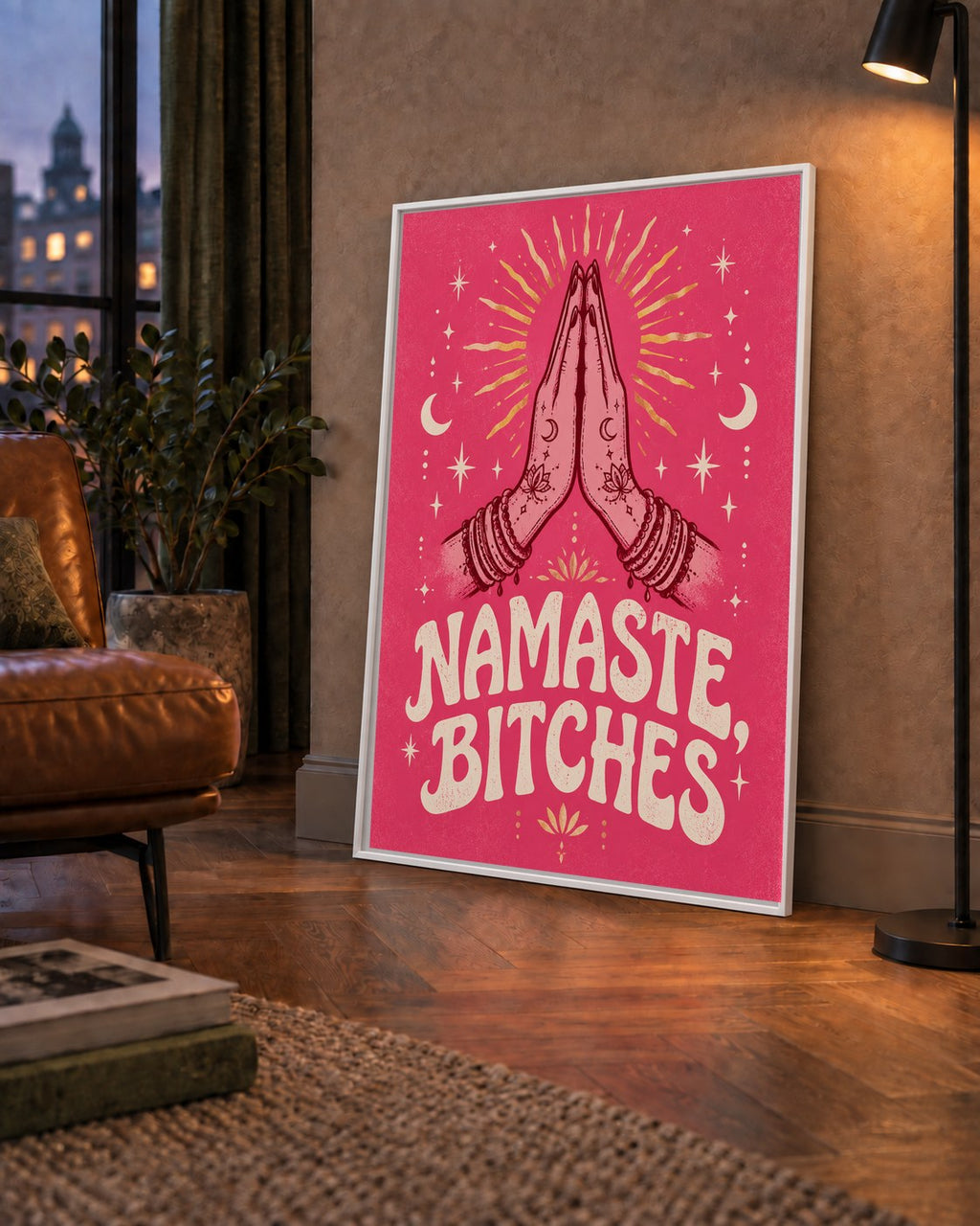 Namaste, Bitches Eğlenceli Yoga Tipografi Poster — çerçeveli hâliyle bir ev duvarında