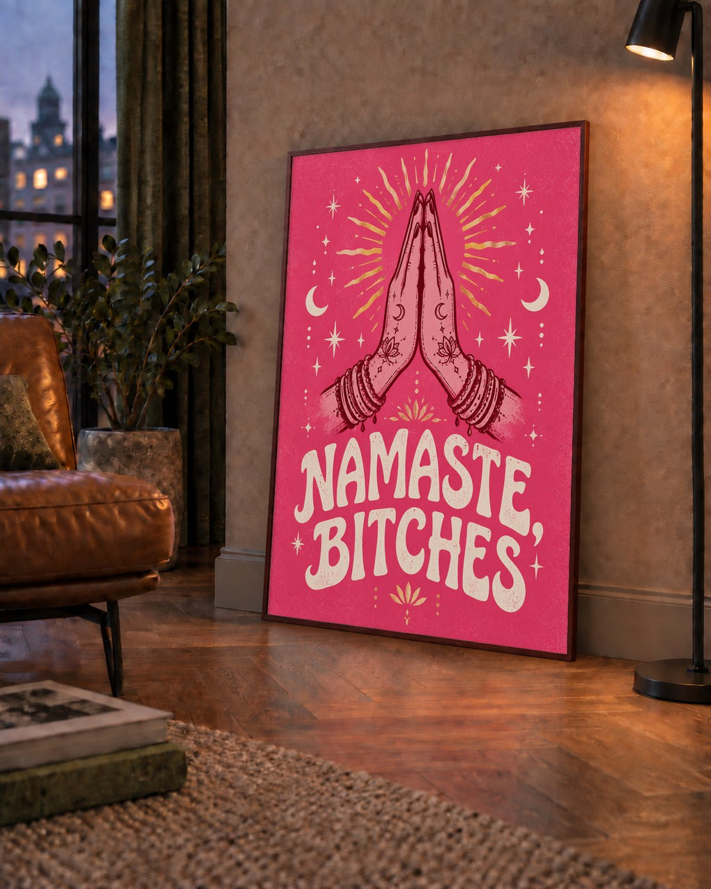 Namaste, Bitches Eğlenceli Yoga Tipografi Poster — çerçeveli hâliyle bir ev duvarında