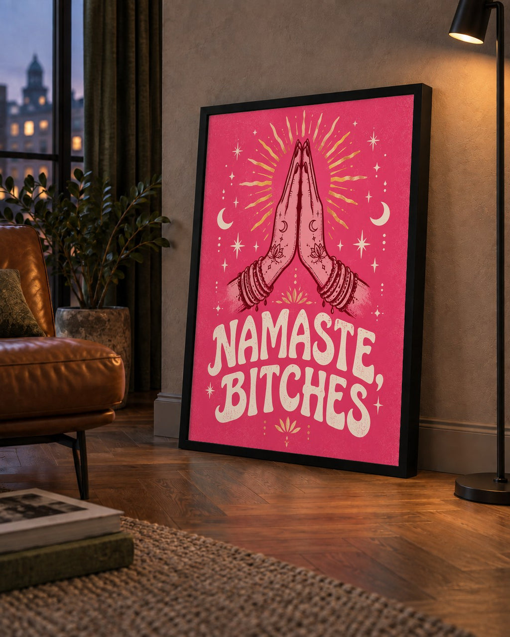 Namaste, Bitches Eğlenceli Yoga Tipografi Poster — çerçeveli hâliyle bir ev duvarında